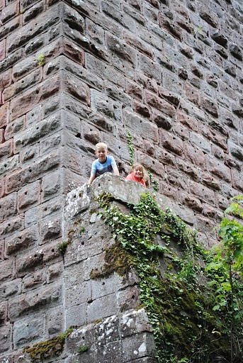 Au dessus de la cascade, les ruines du chateau du Nideck